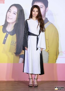 Hebe Tien feet photo 3