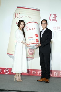 Hebe Tien feet photo 12