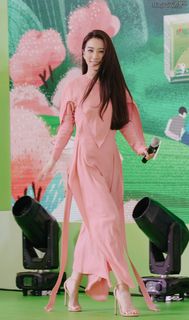 Hebe Tien feet photo 3