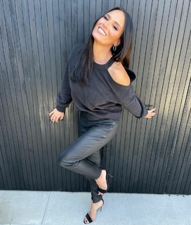 Heidi D'Amelio feet photo thumbnail