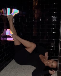 Heidi D'Amelio feet photo thumbnail