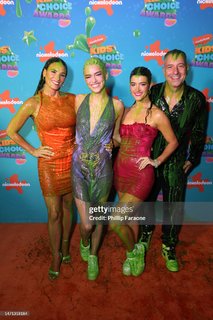 Heidi D'Amelio feet photo thumbnail