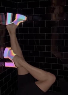 Heidi D'Amelio feet photo thumbnail