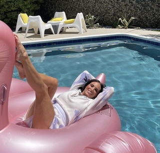 Heidi D'Amelio feet photo thumbnail