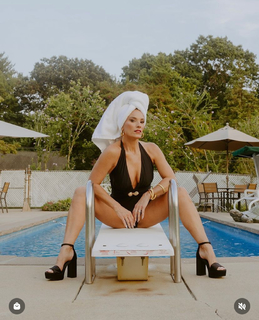 Heidi D'Amelio feet photo thumbnail