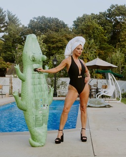 Heidi D'Amelio feet photo thumbnail