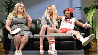 Heidi Gardner feet photo thumbnail