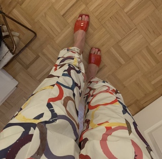 Heidi Gardner feet photo thumbnail