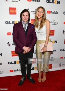 Heidi Gardner feet photo thumbnail