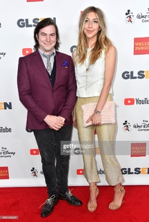 Heidi Gardner feet photo thumbnail