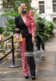 Heidi Gardner feet photo thumbnail