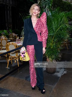 Heidi Gardner feet photo thumbnail