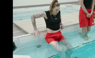 Heidi Gardner feet photo thumbnail