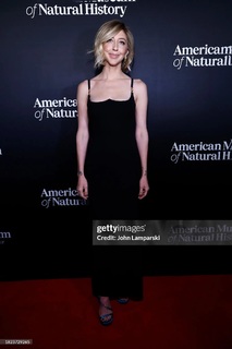 Heidi Gardner feet photo thumbnail