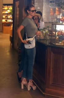 Heidi Klum feet photo thumbnail