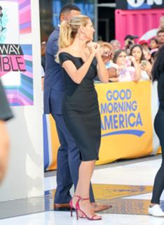 Heidi Klum feet photo thumbnail