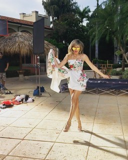 Heidi Klum feet photo thumbnail