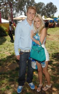 Heidi Montag feet photo thumbnail
