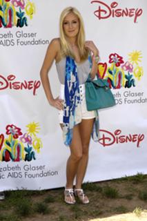 Heidi Montag feet photo thumbnail