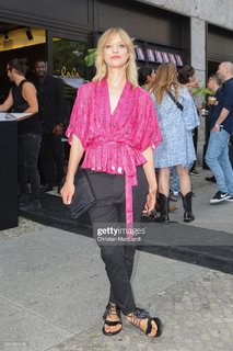 Heike Makatsch feet photo thumbnail