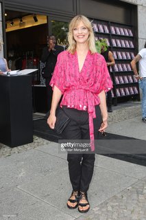 Heike Makatsch feet photo thumbnail