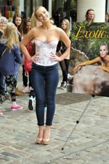 Helen Flanagan feet photo thumbnail