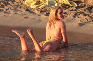 Helen Flanagan feet photo thumbnail