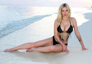 Helen Flanagan feet photo thumbnail