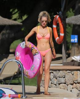 Helen Flanagan feet photo thumbnail