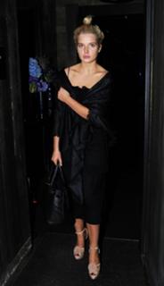 Helen Flanagan feet photo thumbnail