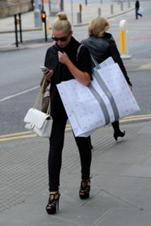 Helen Flanagan feet photo thumbnail