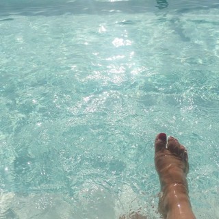 Helen Ganzarolli feet photo thumbnail