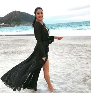 Helen Ganzarolli feet photo thumbnail