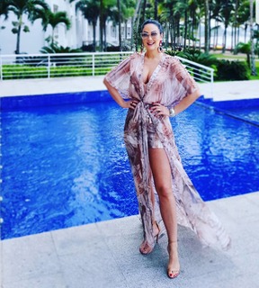 Helen Ganzarolli feet photo thumbnail