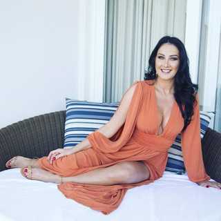 Helen Ganzarolli feet photo thumbnail