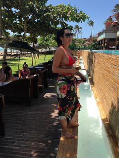 Helen Ganzarolli feet photo thumbnail