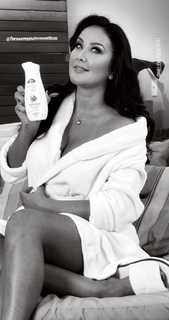 Helen Ganzarolli feet photo thumbnail