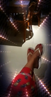 Helen Ganzarolli feet photo thumbnail