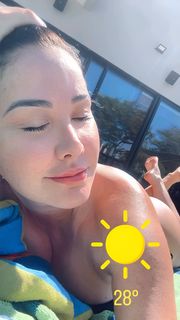 Helen Ganzarolli feet photo thumbnail