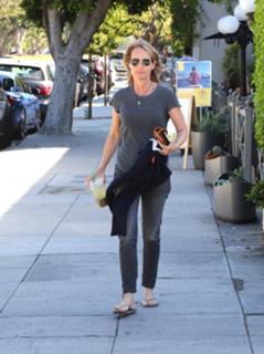 Helen Hunt feet photo thumbnail