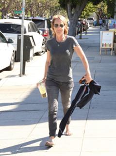 Helen Hunt feet photo thumbnail