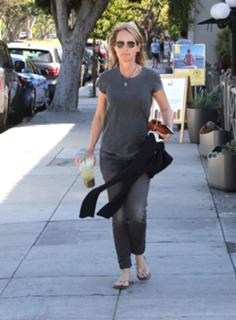 Helen Hunt feet photo thumbnail