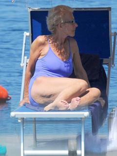 Helen Mirren feet photo thumbnail