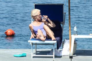 Helen Mirren feet photo thumbnail