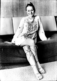 Helen Mirren feet photo thumbnail