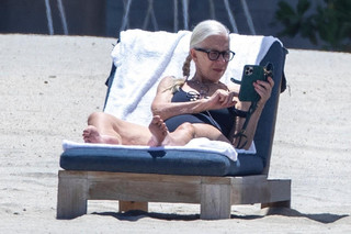 Helen Mirren feet photo thumbnail