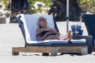 Helen Mirren feet photo thumbnail
