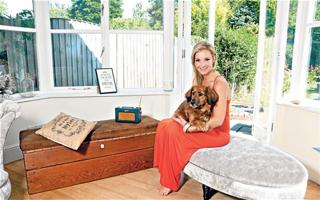 Helen Skelton feet photo thumbnail