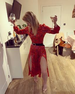 Helen Skelton feet photo thumbnail