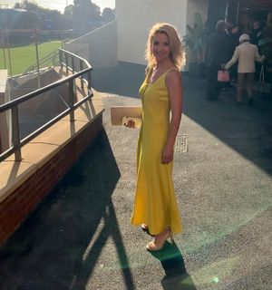 Helen Skelton feet photo thumbnail